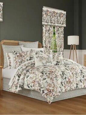 Royal Court Evergreen Comforter Set - Full. New